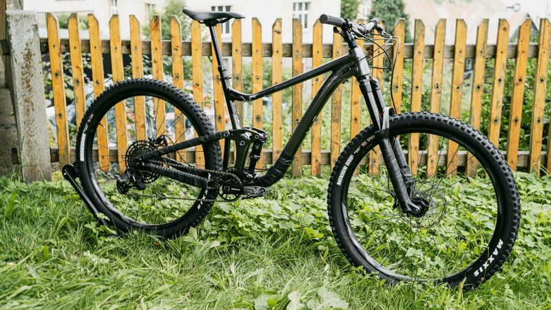 CELOODPRUŽENÉ KOLO GIANT TRANCE X 29 2 M METALLIC BLACK