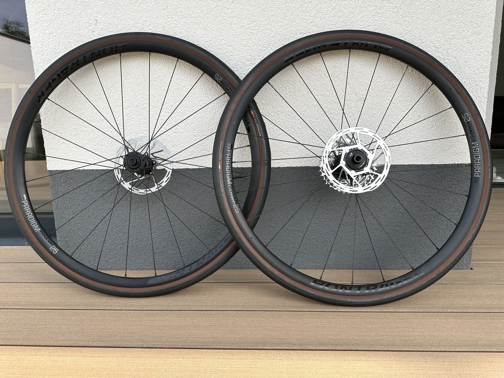 Zapletená kola Bontrager Paradigm Comp 25 TLR Disc Road Wheel přední + zadní