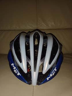 Cyklistická helma 