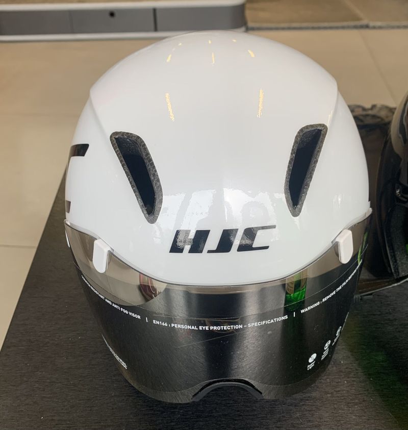 Časovkářská helma HJC a Bontrager