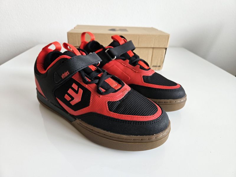 Etnies Camber CL MTB Black/Red/Gum 42,5 Pánská cyklistická obuv