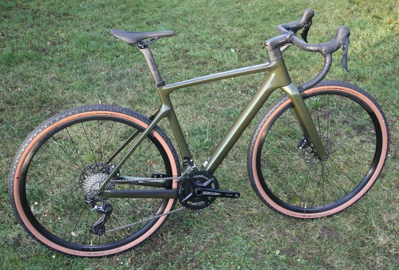 SCOTT Addict Gravel 30 2023 - atraktivní gravel bike s inovovaným karbonovým rámem – NOVÝ + PŘILBA