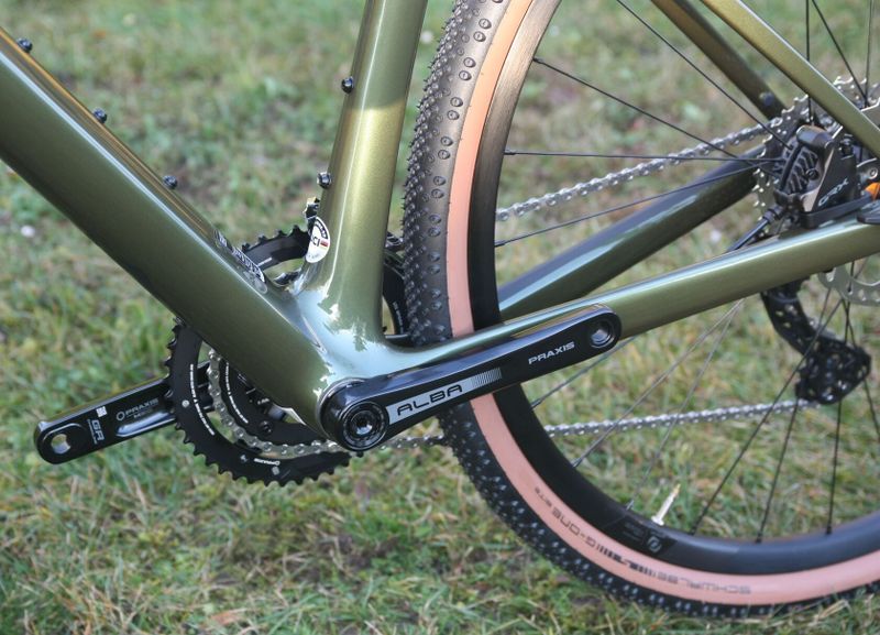 SCOTT Addict Gravel 30 2023 - atraktivní gravel bike s inovovaným karbonovým rámem – NOVÝ + PŘILBA