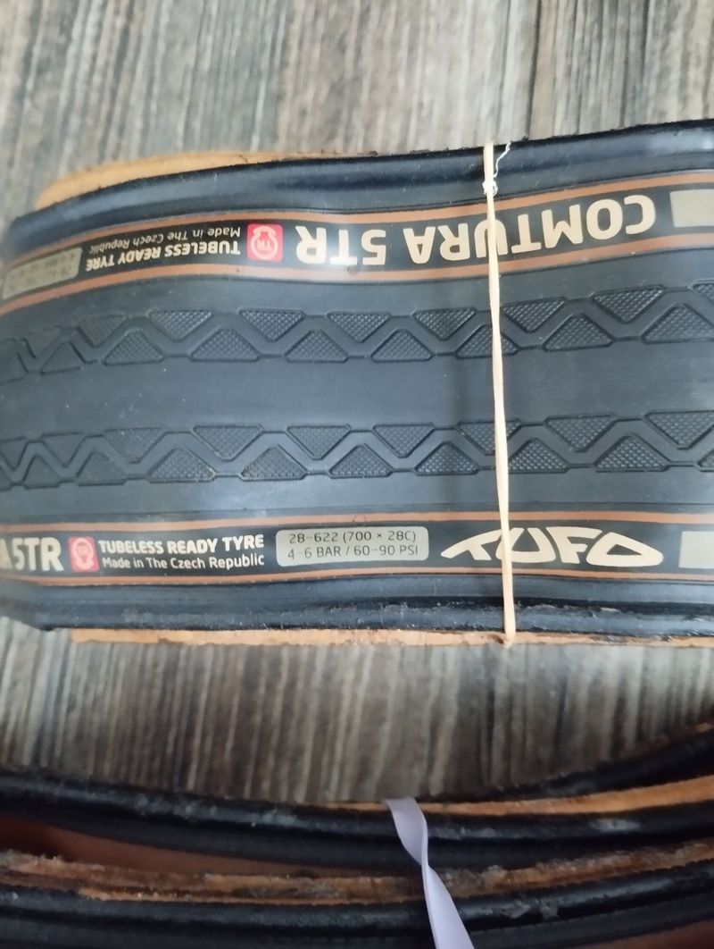 Pláště TUFO Comtura 5TR28 Tubeless Kevlar béžový 700x28