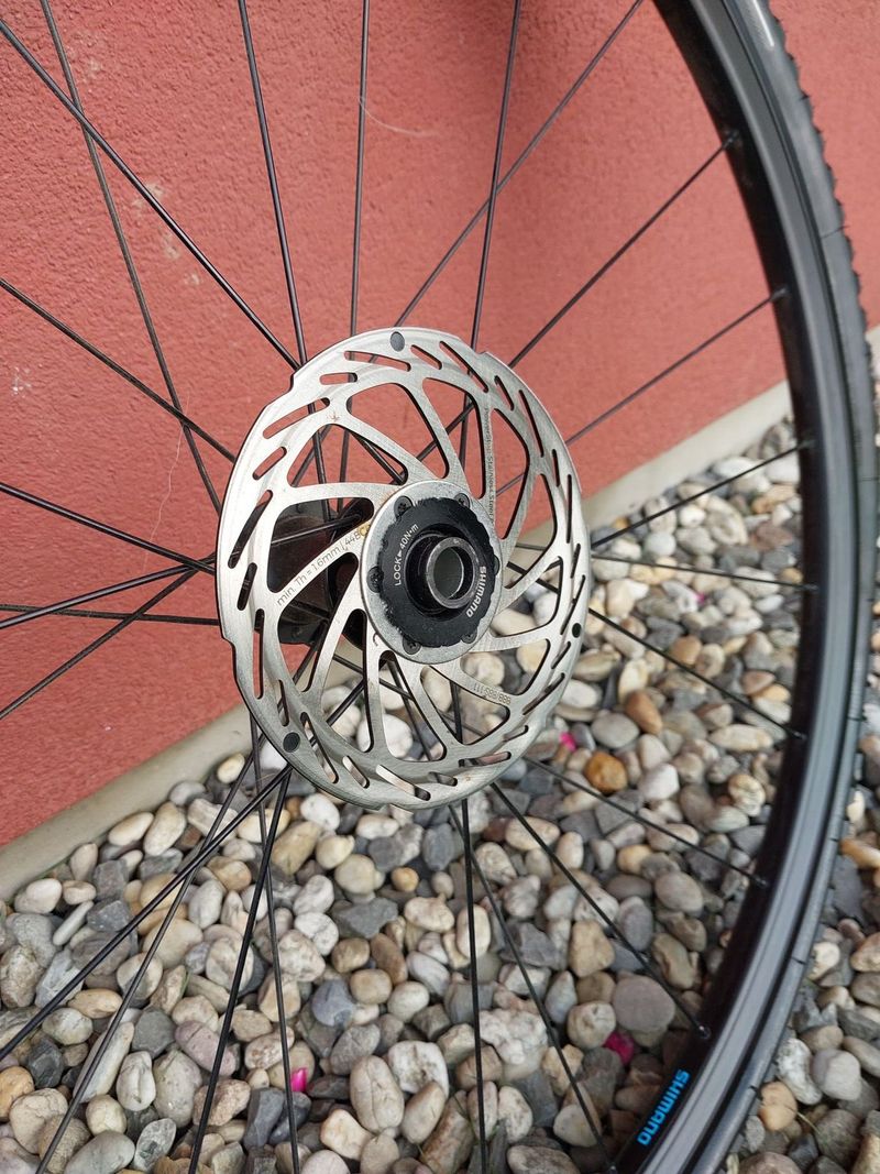 Zapletené gravel kola Shimano MT 500 včetně kazety Sunrace a plášťů Pirelli