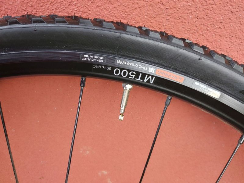 Zapletené gravel kola Shimano MT 500 včetně kazety Sunrace a plášťů Pirelli