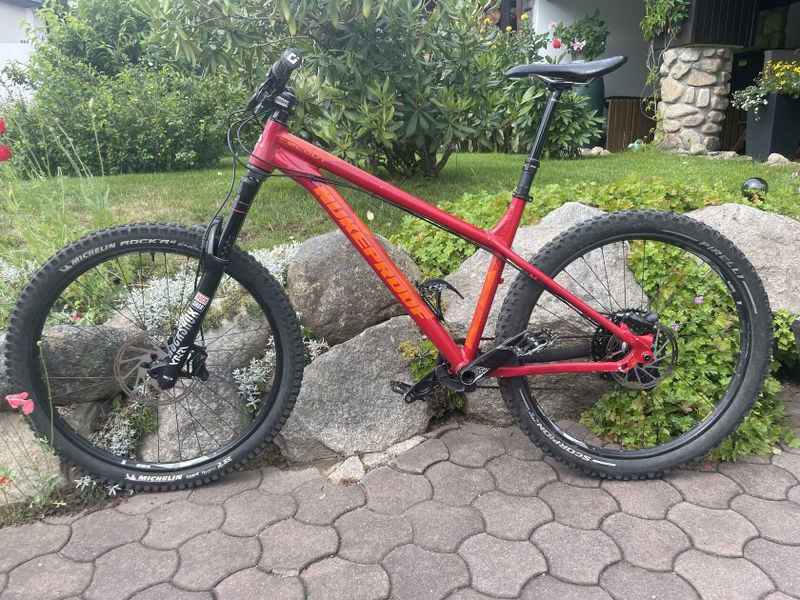 Trailové kolo Nukeproof Scout 275