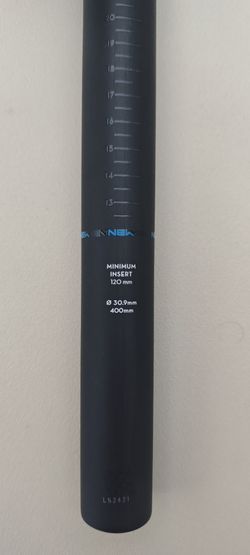 Nová Karbonová sedlovka Newmen 400mm 