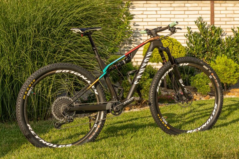 Prodám použité kolo Canyon LUX CF SL 8.0 + cyklo computer Wahoo Element Bolt V2 GPS