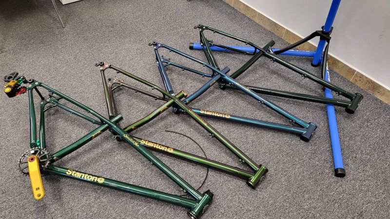 rám Stanton Switch9er 16" british racing green/gold decals