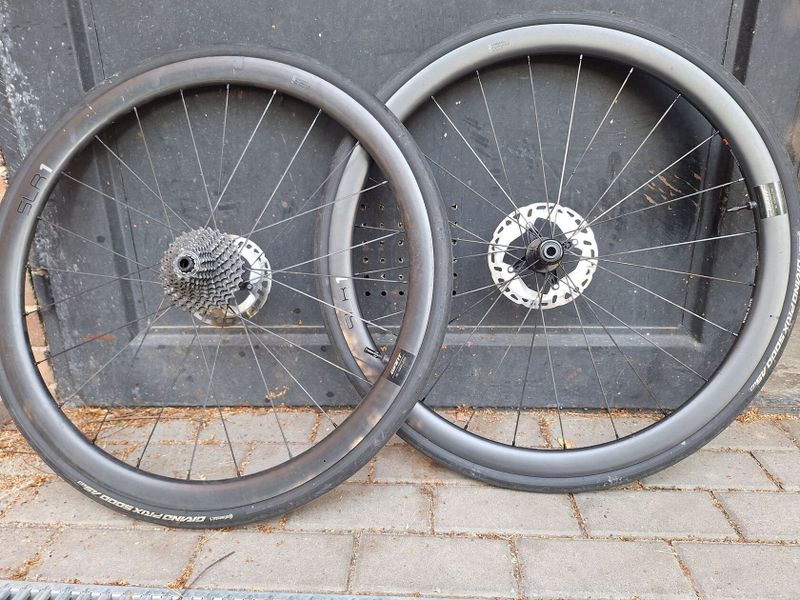 GIANT SLR 1 36 - zapletená karbon kola, ořech shimano 11s 