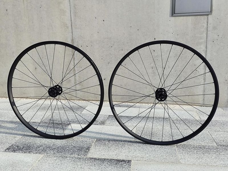 Nová 29" kola SPECIALIZED 15x110, 12x148, XD ořech