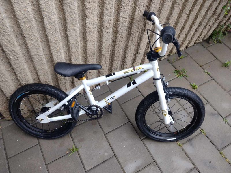 S’COOL XtriX mini 16 Dětské BMX kolo bílé / zlaté 