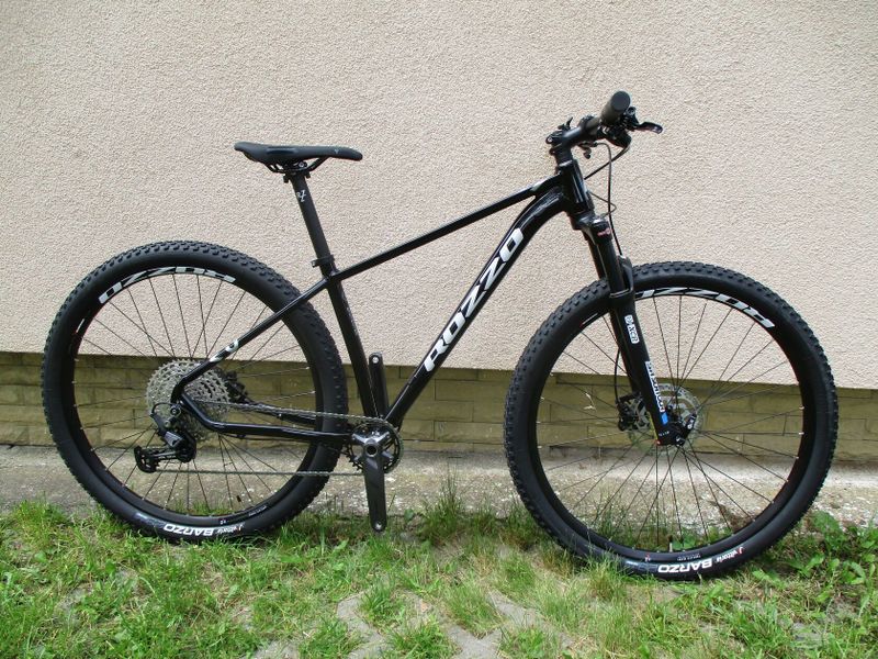 Nové 29" kolo ROZZO BOOST 40, vzduchová vidlice Suntour XCR, osazení Shimano Deore 1x12, pevné osy