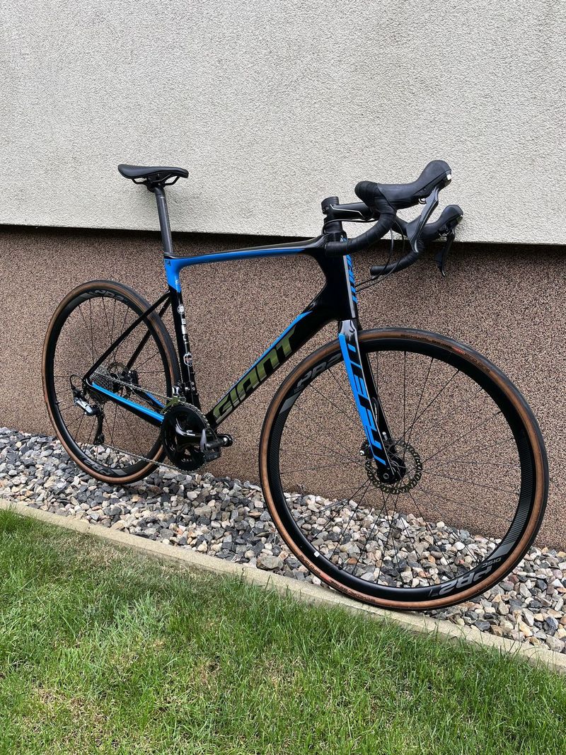 Karbonové silniční kolo Giant Defy advanced 1 HRD