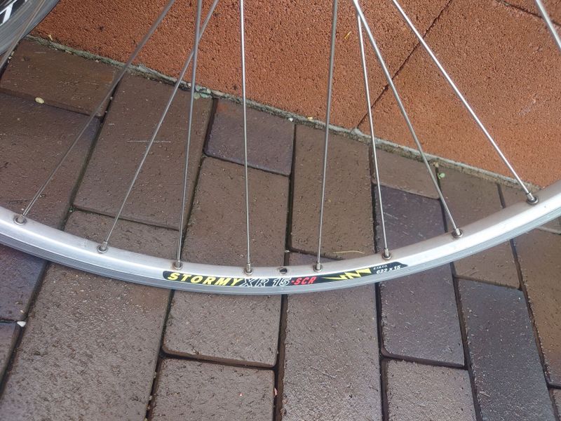 zapletená kola 28", náboje Shimano Deore