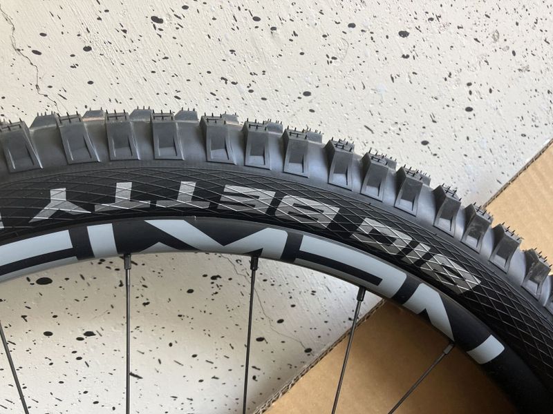 Dětská kola Newmen (1300g) s plášti Schwalbe Big Betty