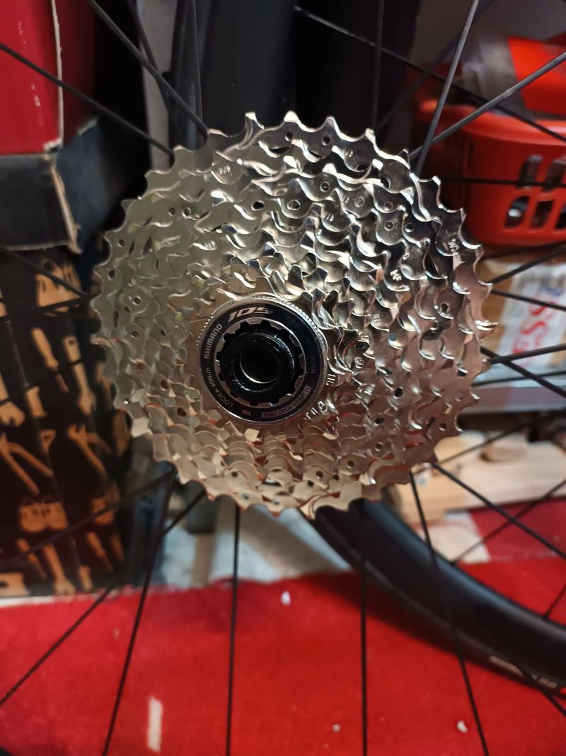 Prodám kliky, kazetu, řetěz Shimano 105/2x12 