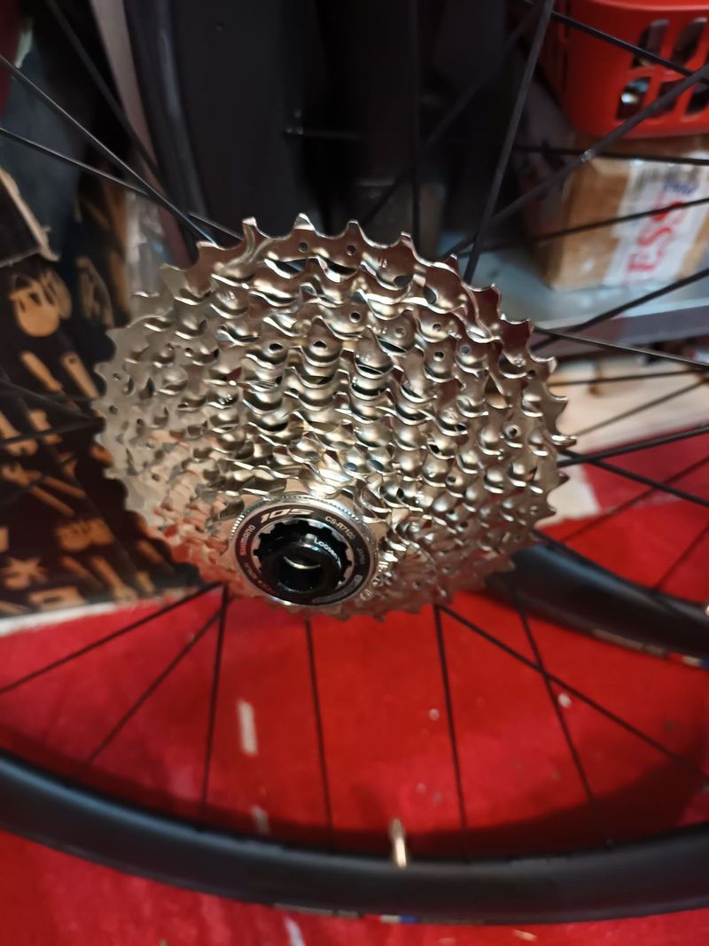 Prodám kliky, kazetu, řetěz Shimano 105/2x12 