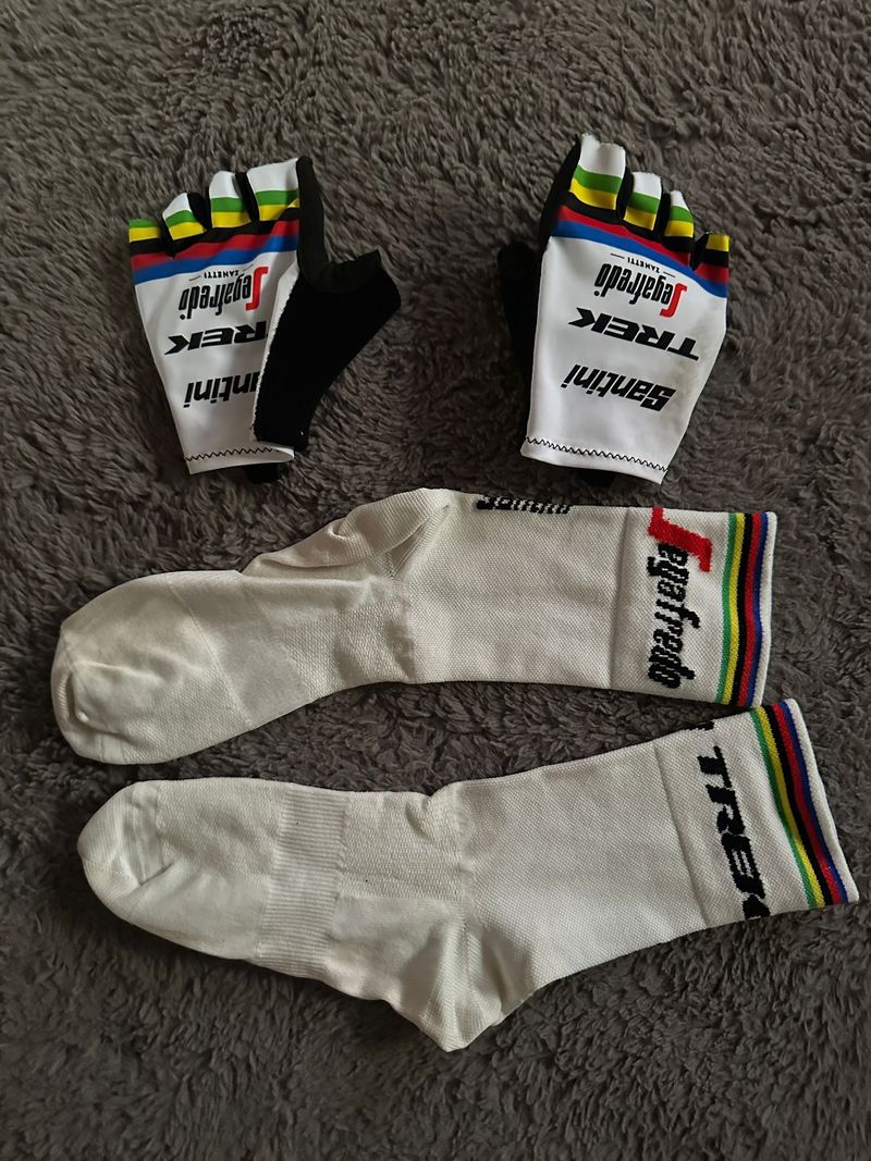 Cyklistický set dres, kratasy, rukavice a ponožky