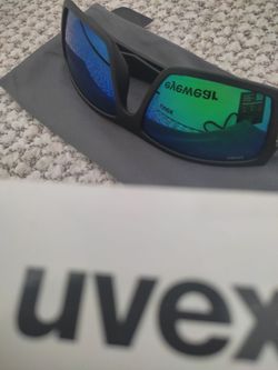 Brýle UVEX se zelenými zrcadlovými skly a černým rámečkem, stav jako nové
