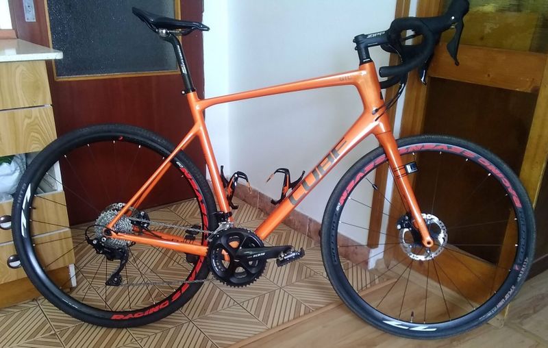 Gravel / endurance silnička Cube vel.60, karbon, Shimano 105, zapl.kola Fulcrum Racing 77