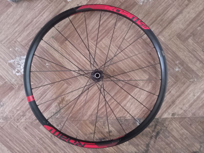 Zapletená kola Sram.Přední náboj pro osu boost 15x100 zadní 12x148