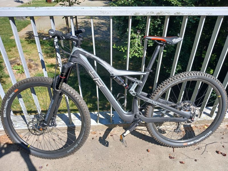 Zcela nové karbonové celoodpružené XC/Trail kolo. (+-) Shim XT, velikost L, 13 kg, XTR přehazovačka