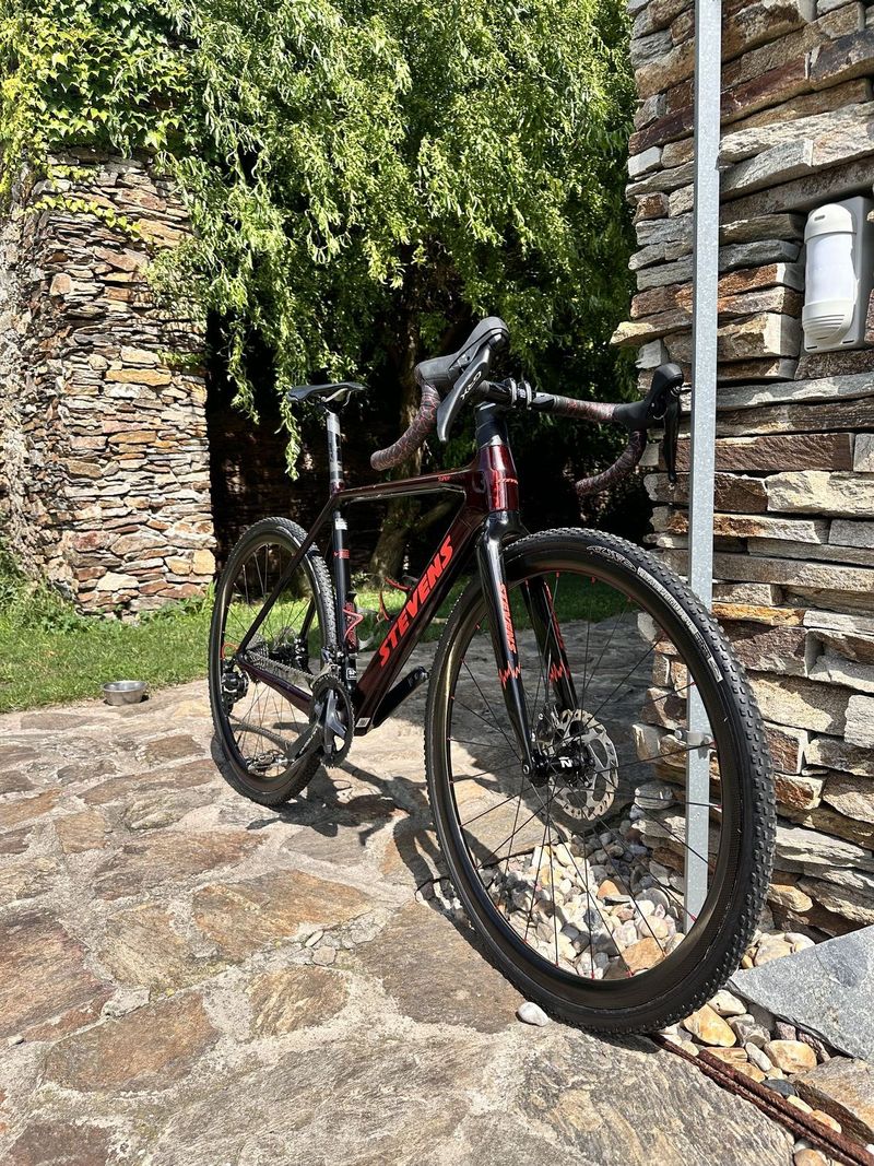 Stevens super prestige lava red 2022, vel. 52, karbon ráfky