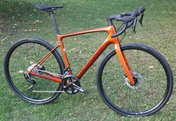 GIANT Defy Advanced 2023 - endurance silniční kolo s karbonovým rámem - NOVÉ