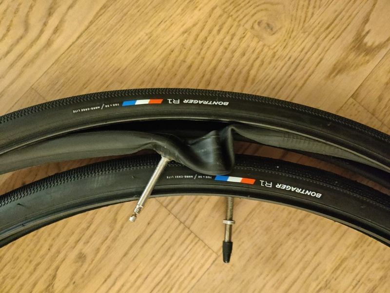 Claris R2000 set + Bontrager tyres / Sada komponenty