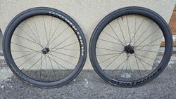 Prodám sadu zapletených kol Bontrager Aeolus pro 37 disc, včetně plášťů Bontrager R3