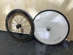 Par kol Lightweight retro galuska, přední karbon klasika, zadní disk ořech Shimano