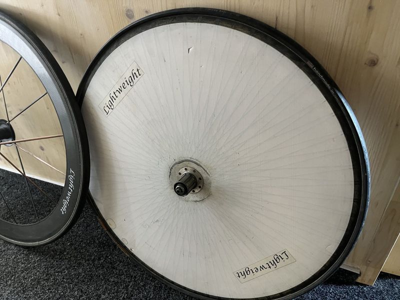 Par kol Lightweight retro galuska, přední karbon klasika, zadní disk ořech Shimano