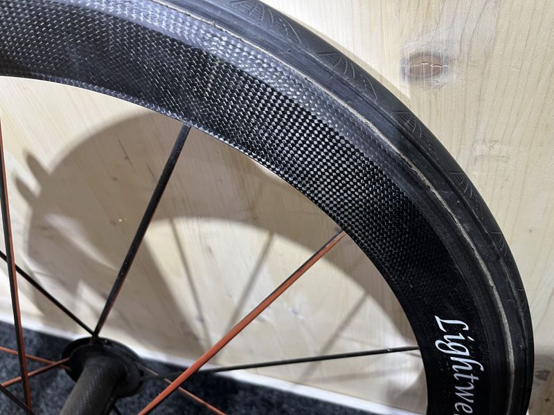 Par kol Lightweight retro galuska, přední karbon klasika, zadní disk ořech Shimano