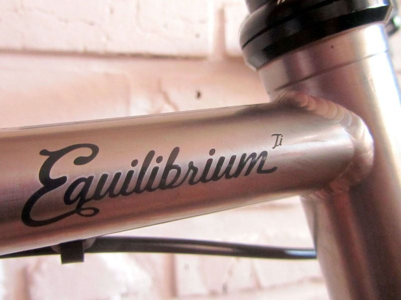 Titanový GENESIS EQUILIBRUM na Shimano 105, 60 cm. Super stav