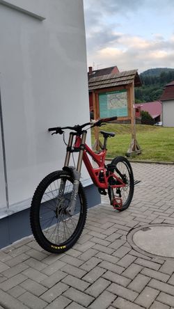 Sjezdové kolo Specialized 