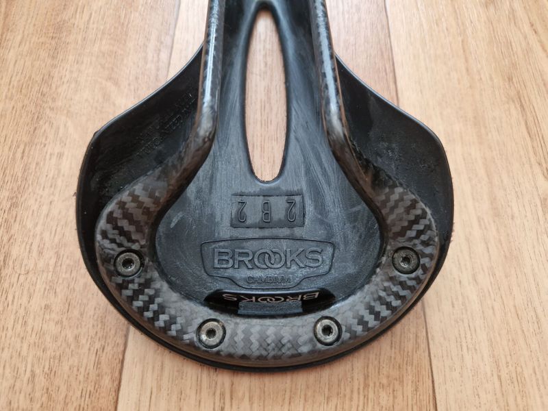 Sedlo Brooks C13 Carved 145mm