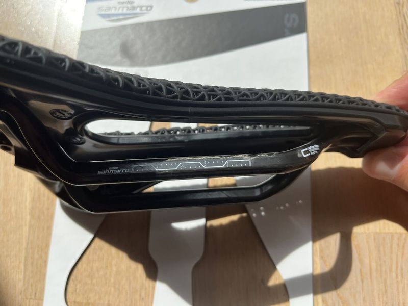 Prodám nové sedlo Selle San Marco Shortfit 2.0 3D Open-Fit Carbon FX, šíře 155 mm