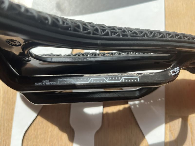 Prodám nové sedlo Selle San Marco Shortfit 2.0 3D Open-Fit Carbon FX, šíře 155 mm