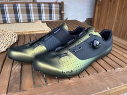 Zánovní tretry Fizik Tempo Overcurve R4 Iridescent - Beetle/Black