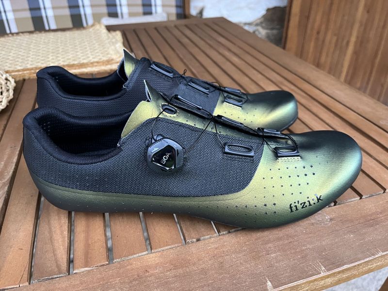 Zánovní tretry Fizik Tempo Overcurve R4 Iridescent - Beetle/Black