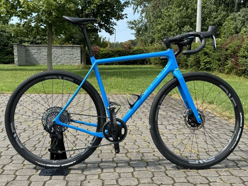 Prodám výjimečný a všestranný gravel bike švýcarské značky Open, vyladěný do posledního detailu