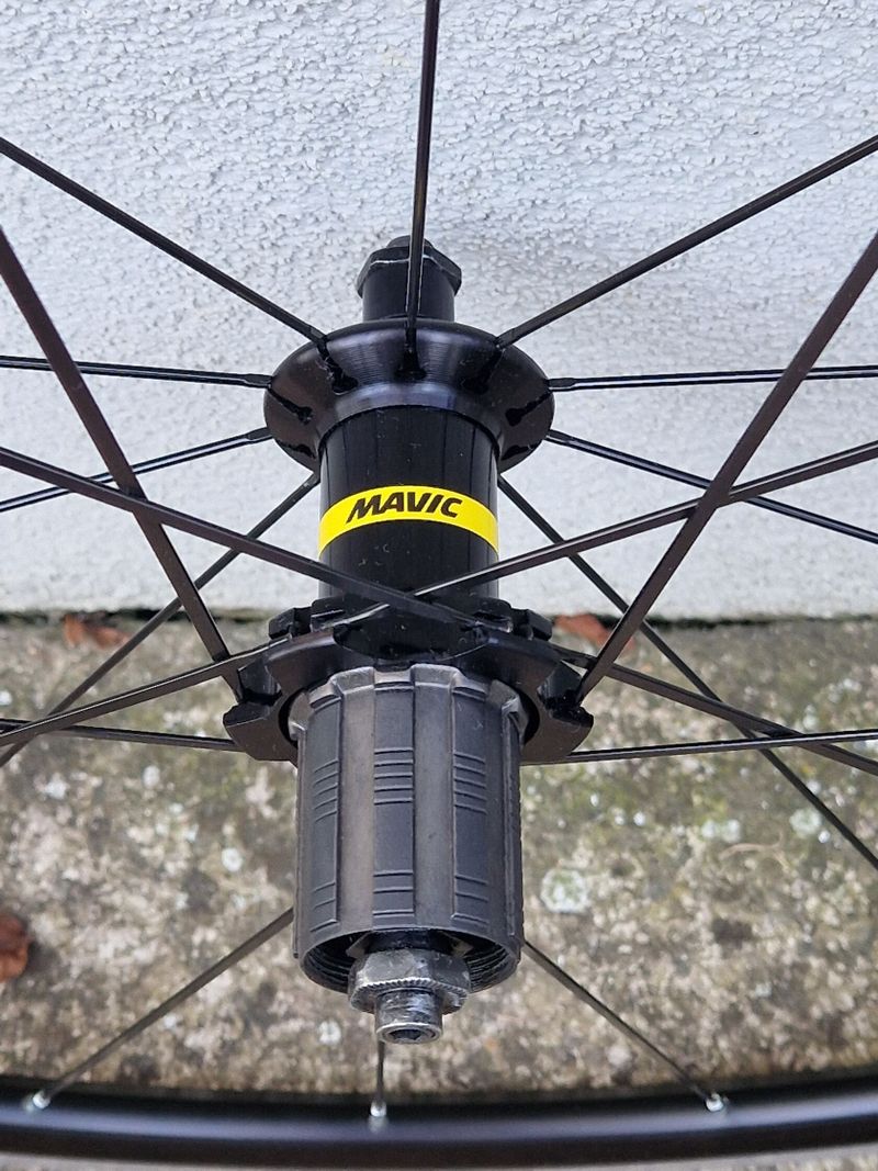 Zapletená kola MAVIC AKSIUM ořech shimano 11s