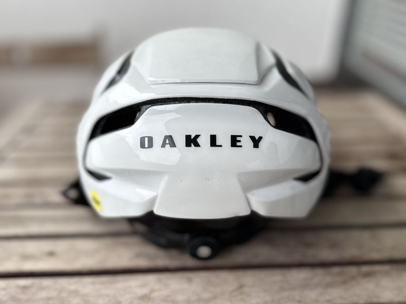 Helma Oakley Aro5 bílá