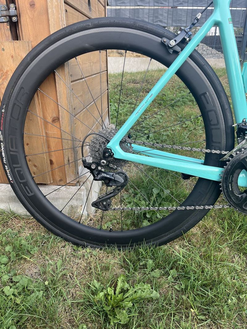 Bianchi Sprint 105 11sp - velikost 57 + kola Equator + wattmetr Inpeak 