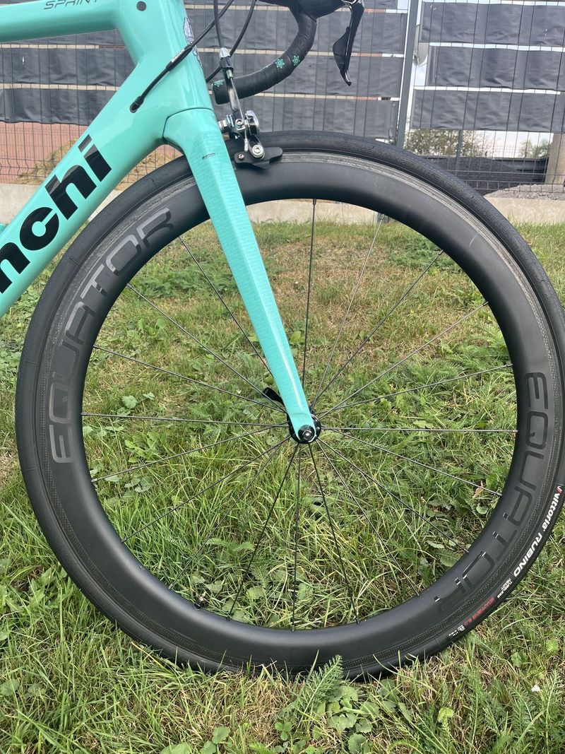 Bianchi Sprint 105 11sp - velikost 57 + kola Equator + wattmetr Inpeak 