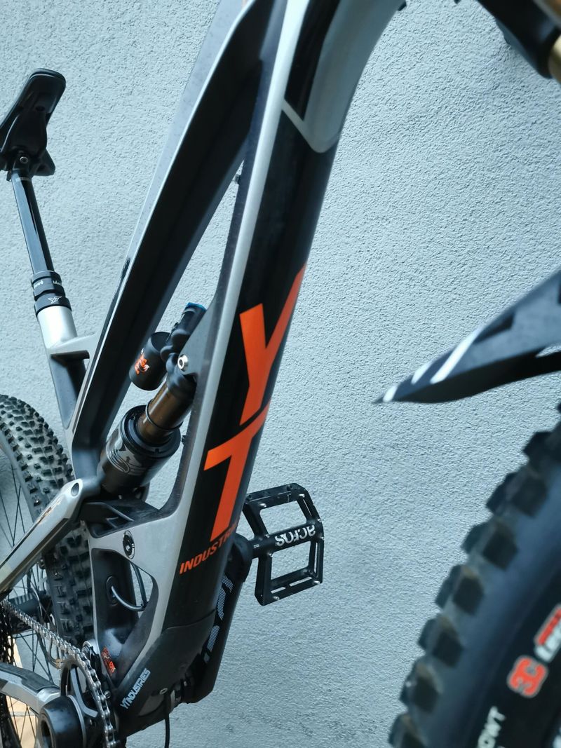 YT Capra Pro Race