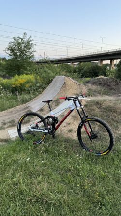 Celoodpružene kolo mondraker summum 2021 27.5 downhill 