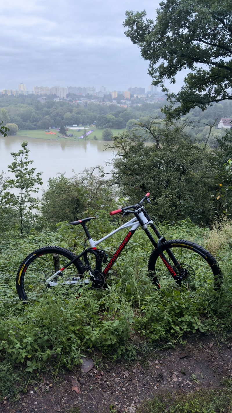 Celoodpružene kolo mondraker summum 2021 27.5 downhill 